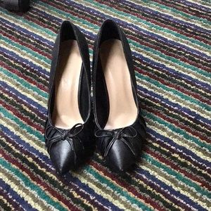 Black pumps with bow